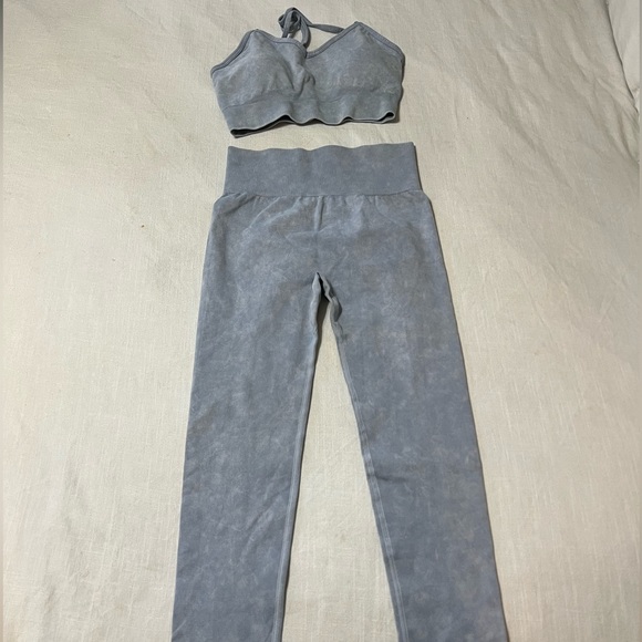 Super cute Amazon gray workout set - Picture 2 of 8